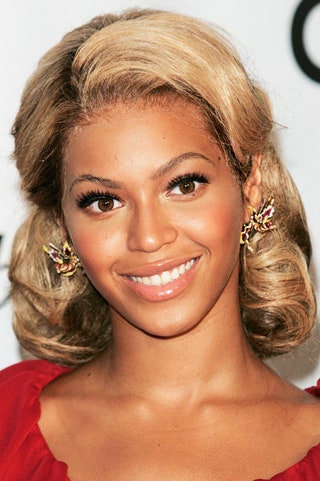 Бейонсе сентябрь 2004 — Образ достойный голливудской дивы певица продемонстрировала на вечеринке Fashion Rocks в НьюЙорке