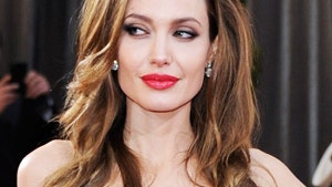 Анджелине Джоли сделали операцию по удалению молочных желез