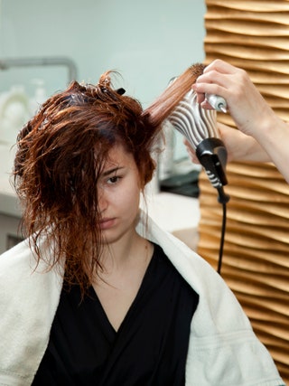 В процессе укладки на волосы наносили спрейтермозащиту и крем для ухода за волосами.
