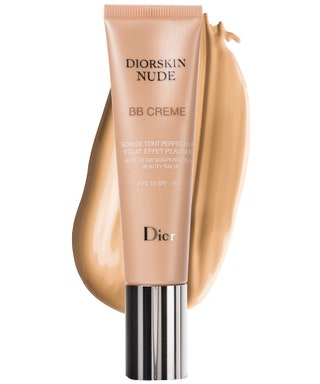 Dior DiorSkin Nude 002 2150 руб. Выравнивает тон кожи и слегка ее осветляет. Покрытие тонкое почти незаметное.