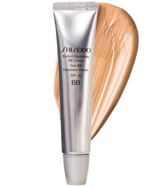 Shiseido Perfect Hydrating BB Cream 1860 руб. Увлажняет улучшает цвет кожи и создает эффект влажного сияния.