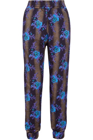 В подобных аля пижамных брюках Christopher Kane певица Рианна недавно была замечена в Лондоне. Абсолютный must have в...