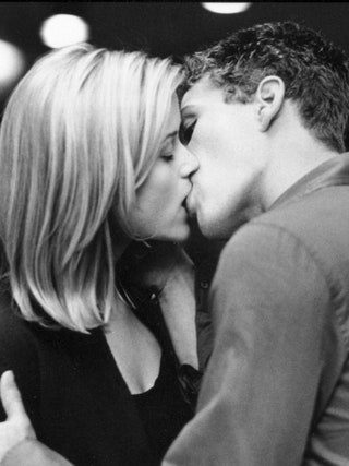 Риз Уизерспун и Райан Филипп кадр из фильма «Жестокие игры» 1999. Поцелуй застенчивой героини Риз Уизерспун и дамского...