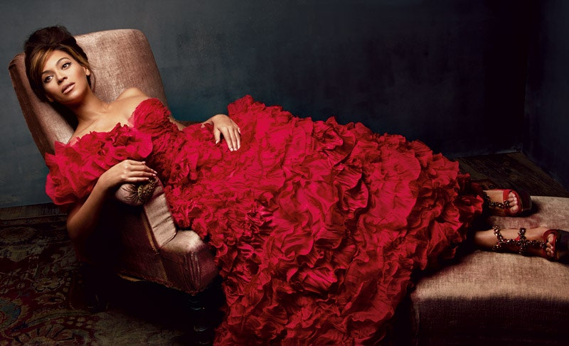 Платье из органзы и тафты Oscar de la Renta босо­ножки со стразами Alexander McQueen.