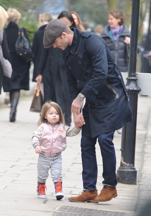 Дэвид Бекхэм на прогулке с дочкой