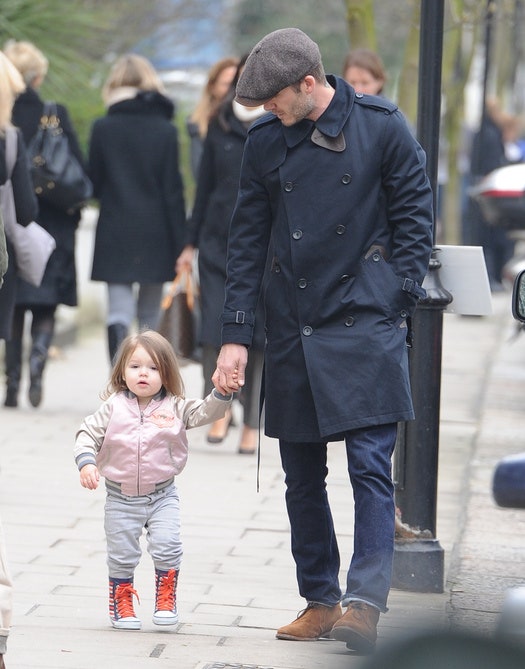 Дэвид Бекхэм на прогулке с дочкой