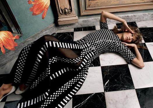Карли Клосс в рекламной кампании Moda Operandi