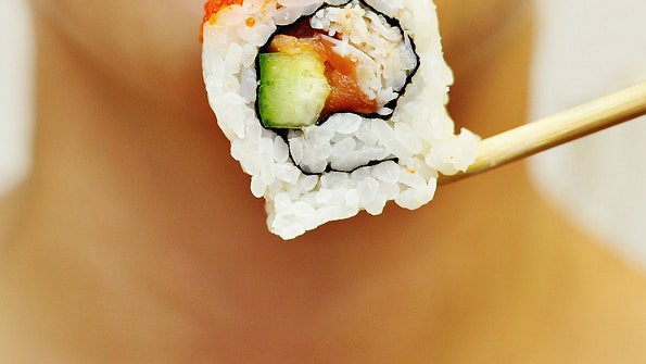 Полезна ли японская кухня и можно ли есть суши роллы сашими | Allure