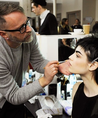 Ллойд Симмондс. Делает макияж модели Аниссе Дебза перед показом Jean Paul Gaultier.