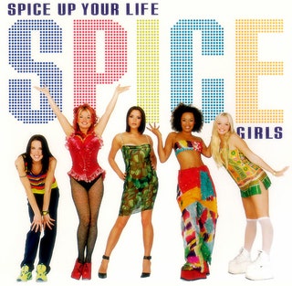 О наборе девушек в Spice Girls в 1993м Виктория тогда еще Адамс узнала из прессы. А потом благодаря прессе о Виктории...