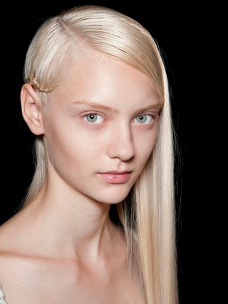 Нейтральный макияж на показе Herv Leger весналето 2013.