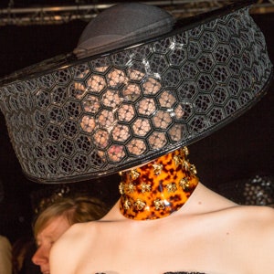 Alexander McQueen отменяет показ на Парижской Неделе моды