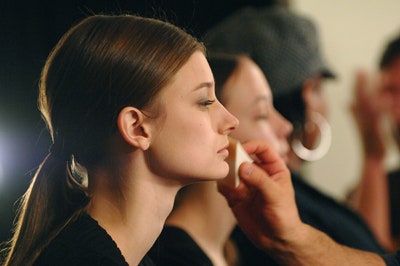 Средства для макияжа консилер плампер и другие термины которыми пользуются консультанты | Allure
