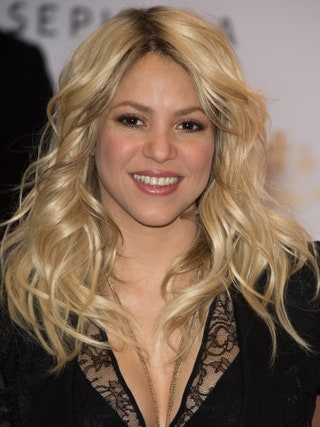Шакира на запуске аромата S By Shakira в Париже 27 марта. Годы не меняют певицу она попрежнему верна легкому макияжу.