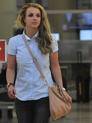 Бритни Спирс в аэропорту ЛосАнджелеса 29 марта. В марте Бритни вернулась к классическому образу блондинки — так и...