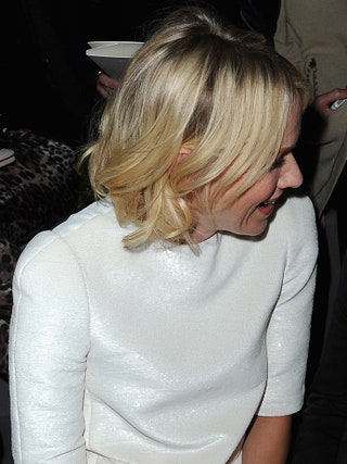 Наоми Уоттс на показе Louis Vuitton 6 марта. В феврале актриса постоянно убирала свои волосы в пучок но теперь не боится...