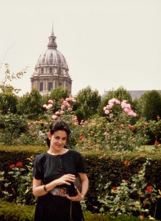 Первая поездка в Париж. В 1988 году Сати с мужем впервые приехала в Париж. Владимир сразу повел ее в музей Родена. Уже...