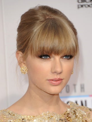 Тейлор Свифт на премии American Music Awards 2012 18 ноября 2012 года. Тейлор стала все чаще делать акцент на глаза на...
