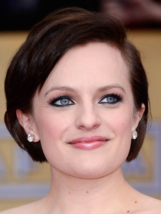 Элизабет Мосс на премии Screen Actors Guild Awards 27 января 2013 года. Элизабет делает акцент на глазах то выбирая...
