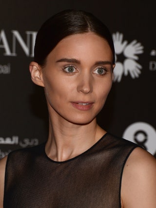 Руни Мара на Международном кинофестивале в Дубаи 14 декабря 2012 года. Как и многие звезды Руни любит делать акцент на...