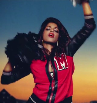 M.I.A. в клипе Give Me All Your Luvinrsquo