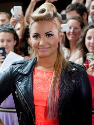 Деми Ловато на запуске второго сезона шоу The X Factor 8 июля 2012 год. А через месяц добавляет к образу цветные пряди.