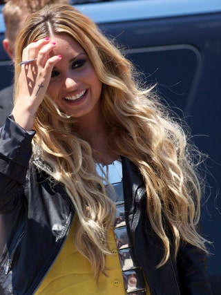 Деми Ловато на шоу The XFactor 8 июня 2012 год. Летом звезда превращается в блондинку.