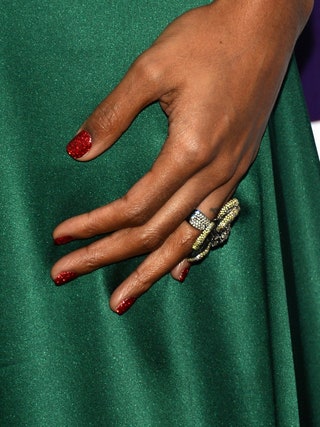 Келли на вечеринке VH1 Divas 16 декабря 2012 года. Любовь к мерцающему играет роль и при выборе покрытия для ногтей.
