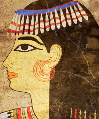 в XVI в. до н. э. египетские женщины начали сбривать свои брови и рисовать фальшивые.