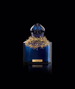Аромат LHeure Bleue в драгоценном флаконе с фиалковым венком из золота и смальты. Цена — 586 000 руб.