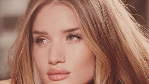 Коллекция Рози ХантингтонУайтли для Marks  Spencer