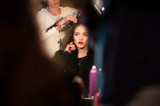 Макияж. Визажисты M.A.C работают над макияжем моделей перед транкшоу LUBLU Kira Plastinina