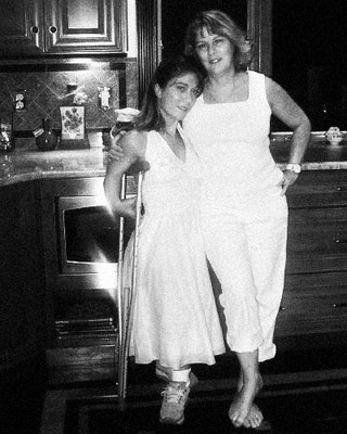 Тиффани дома с мамой 2001.