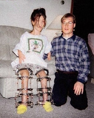 Шестнадцатилетняя Тиффани с врачомреабилитологом 1996.