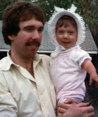 Маленькая Тиффани на руках у папы. Здесь ей полтора года 1982.