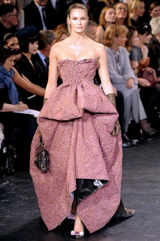 Эль Макферсон на показе Louis Vuitton в Париже март 2010 года. Рост — 183 см