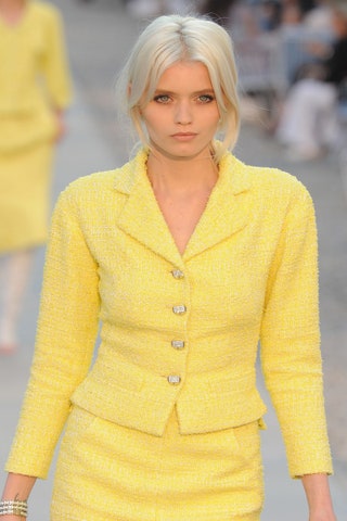 Эбби Ли Кершоу на показе Chanel Resort 2012 май 2012 года. В 2007 году когда Эбби только участвовала в своих первых...