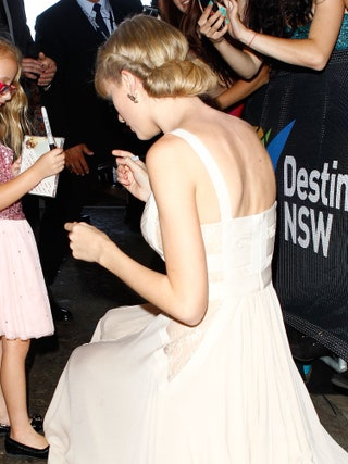 Тейлор Свифт на 26й ежегодной премии ARIA Awards 29 ноября. Волосы звезда убрала в аккуратную прическу — Тейлор делает...