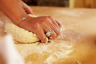 Слегка разомните тесто и разрежьте на куски толщиной 1 см