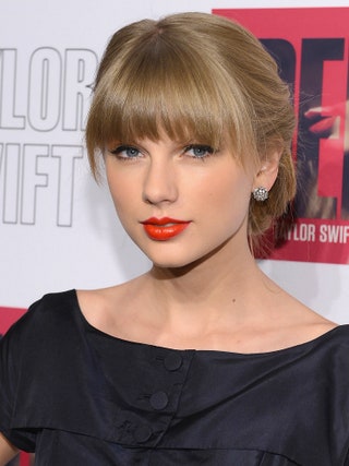 Тейлор Свифт на презентации альбома Red 22 октября 2012 года. Классика певицы — это красная помада и черные стрелки....