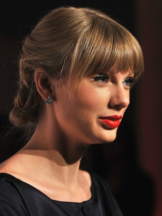 Тейлор Свифт на презентации альбома Red 22 октября 2012 года. Тейлор собрала волосы в элегантную французскую косу.