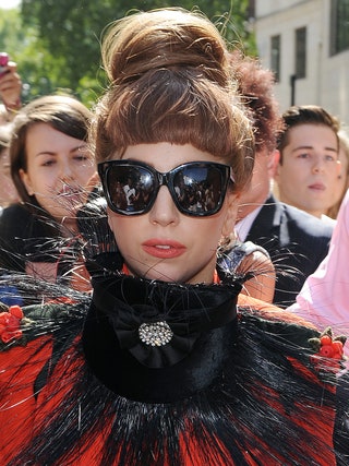 Леди Гага на прогулке в Лондоне 10 сентября. Даже эпатажной Гаге ничто человечное не чуждо. Обретя натуральный цвет...