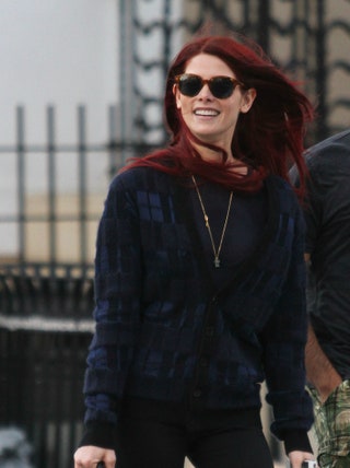 Эшли Грин на ланче в Манхэттене 22 октября 2012 года. Она покрасила волосы в огненнокрасный цвет что придало ее образу...