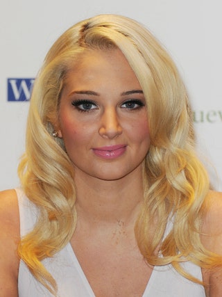 Тулиса Контоставлос на автографсессии 26 сентября 2012 года. Будучи блондинкой певица выбирала «кукольные» бьютиобразы —...