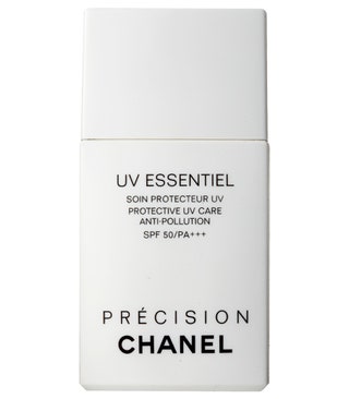 Увлажняющий защитный крем с витамином Е и экстрактом лакричного корня UV Essentiel Preacutecision SPF 50PA 2500 руб. Chanel