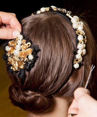 DolceGabbana. Аксессуары для волос у моделей на шоу DolceGabbana напоминают те что носила Одри Хепберн в фильме Завтрак...