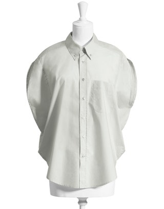 Белая сорочка с круглым рукавом. Сорочка HM скроенная в форме круга повторяет знаменитый экземпляр из коллекции Maison...