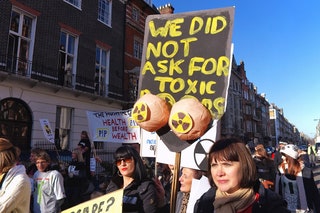 Январь 2012 год. Массовые демонстрации в Великобритании. Женщины требуют наказания производителей некачественных...