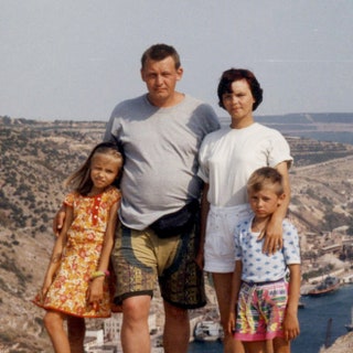 Наташа на отдыхе с родителями и братом. Ей шесть лет.