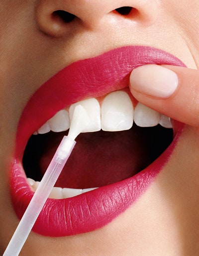 С помощью профессионального отбеливания можно осветлить зубы на 68 тонов.